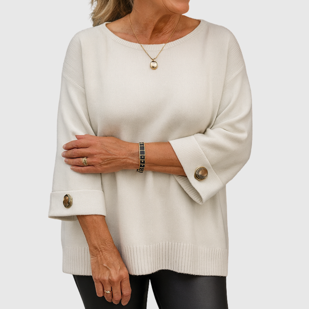 Pull blanc Julianette de Danoir Paris, élégant en laine douce, porté par un mannequin dans une tenue chic.
