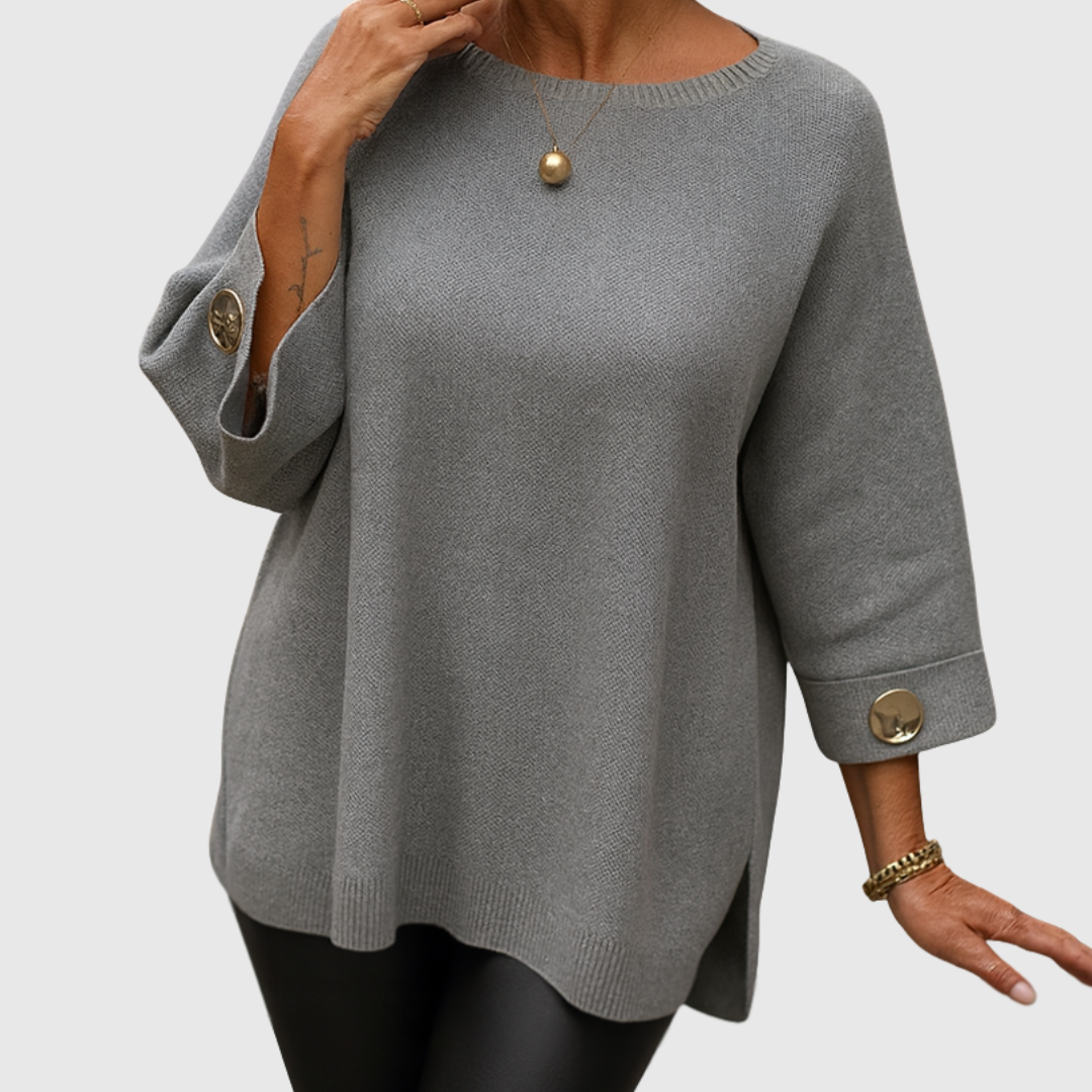 Pull blanc Julianette de Danoir Paris, pull élégant en laine avec col en V et détails sophistiqués, porté sur mannequin.