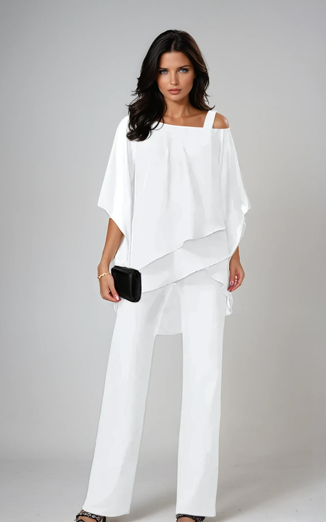Robe élégante en deux pièces Danoir Paris Kendra, tissu blanc avec détails sophistiqués, portée pour une occasion spéciale.
