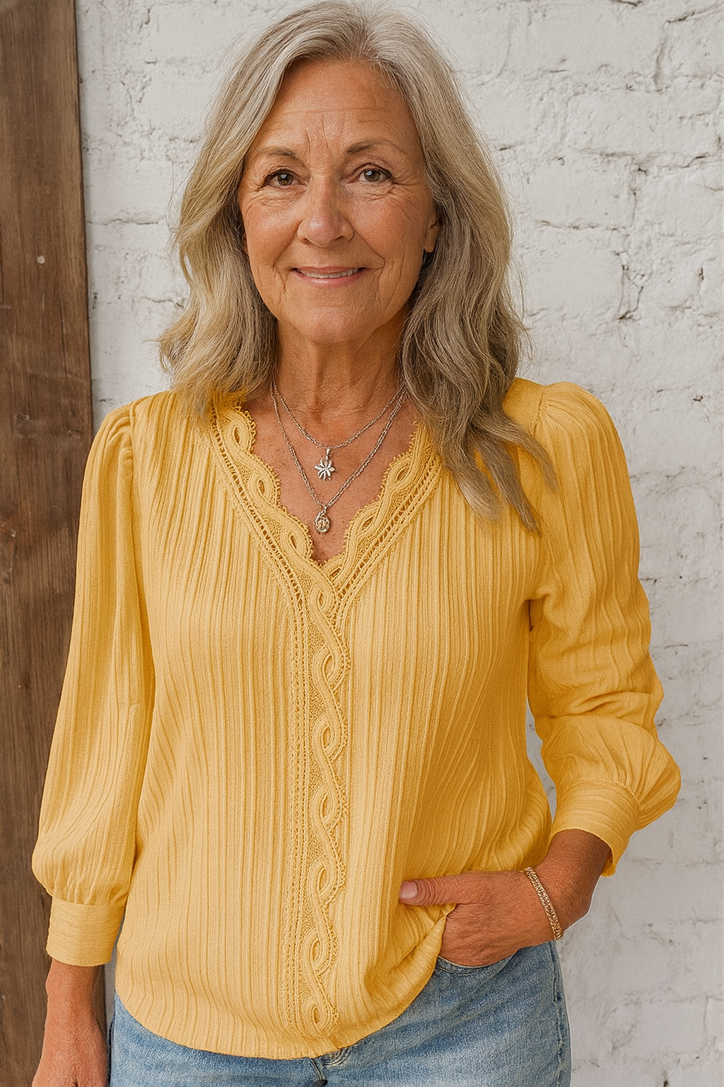 Blouse plissée blanche Lilly de Danoir Paris, élégante et légère, portée avec un col en V et des manches longues.