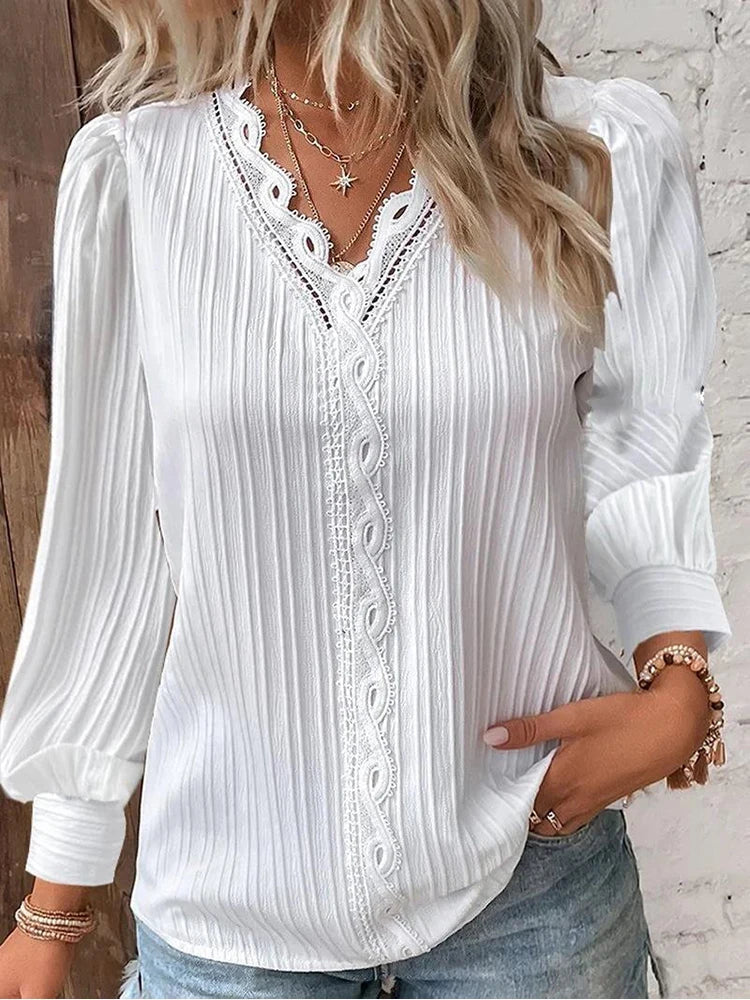 Blouse plissée blanche Lilly de Danoir Paris, élégante et légère, portée avec des détails fins visibles sur l'image.