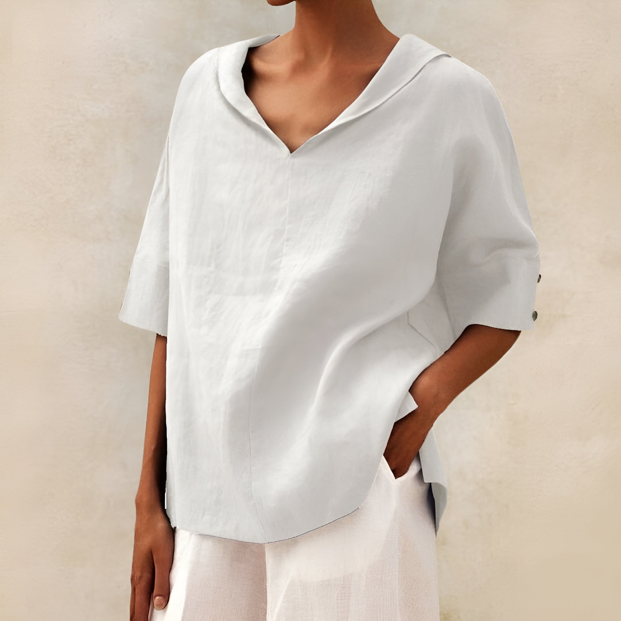 Blouse légère élégante Lyndzi de Danoir Paris en tissu blanc, vue de face avec détails subtils.