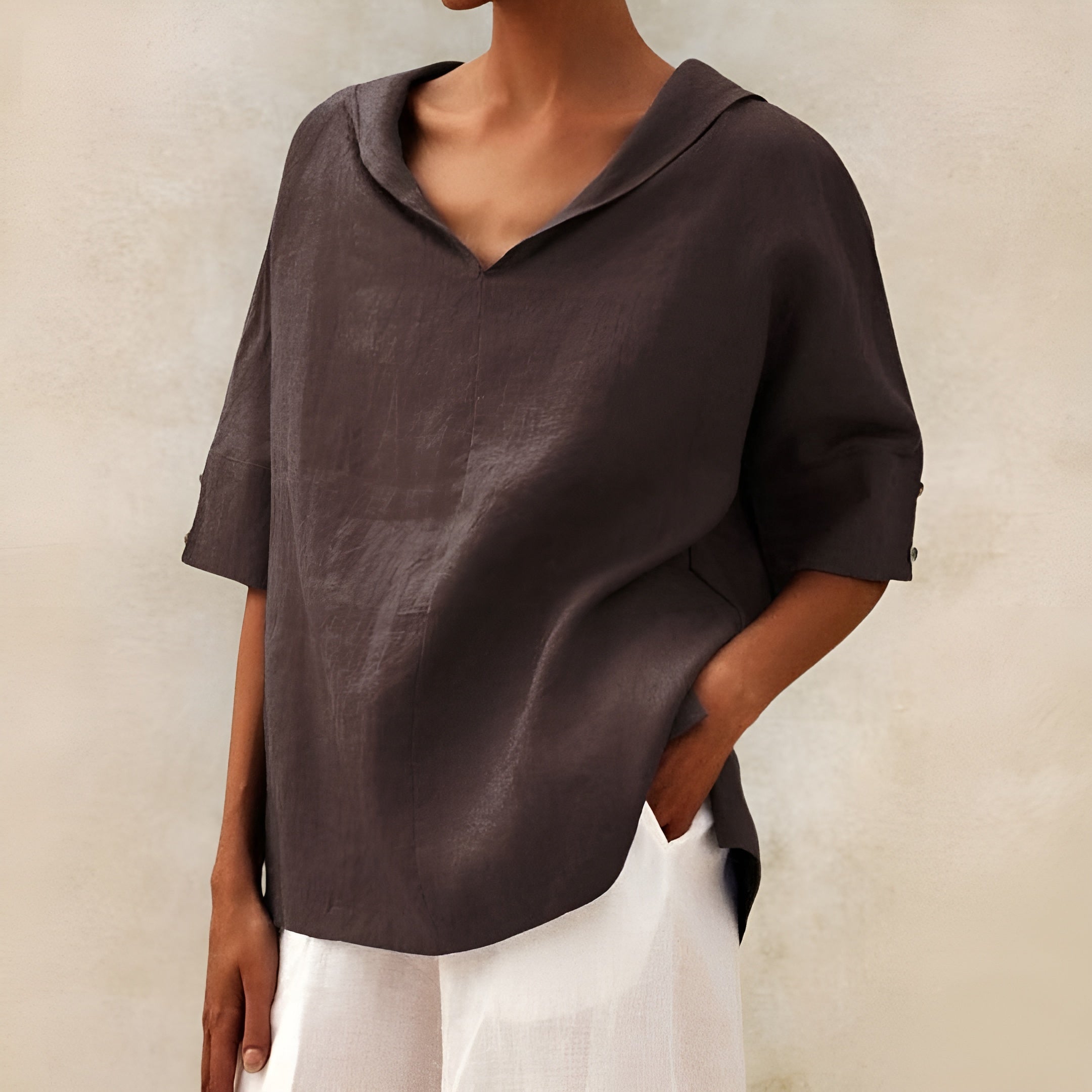 Blouse légère élégante Lyndzi de Danoir Paris, en tissu blanc avec détails raffinés, portée d'une femme.