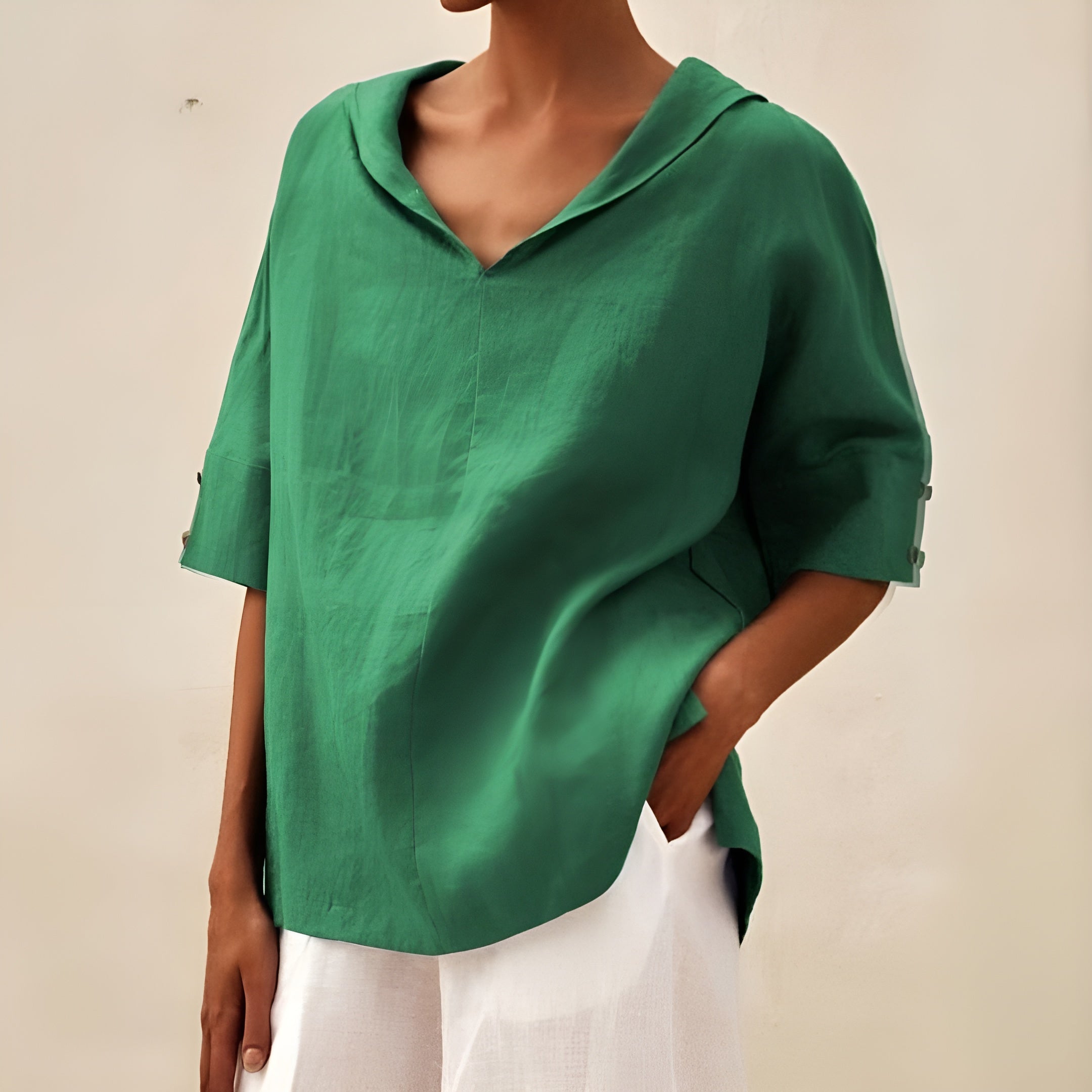 Blouse légère élégante Lyndzi de Danoir Paris en tissu blanc, vue de face avec détails subtils.