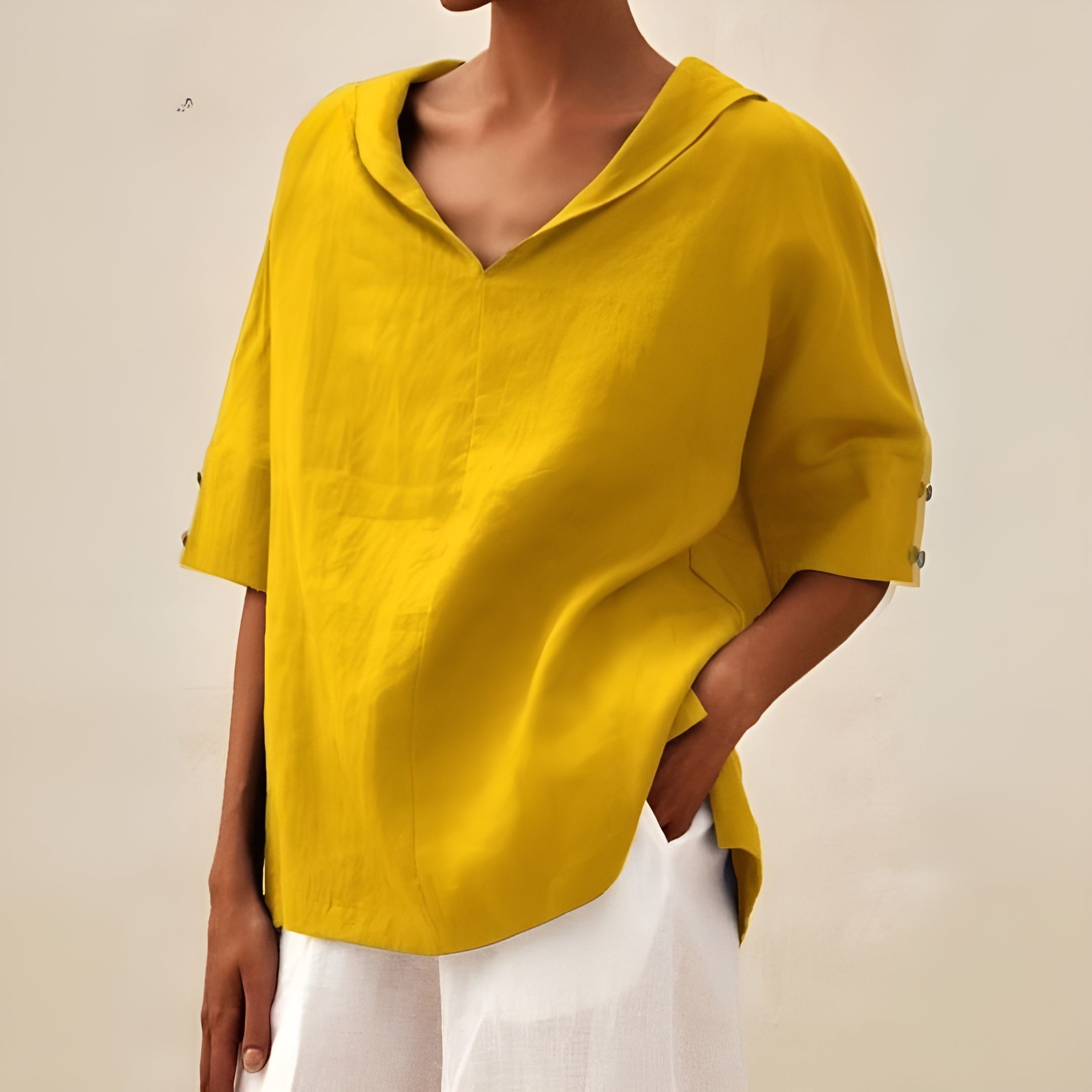 Blouse légère élégante Lyndzi de Danoir Paris, en tissu blanc, avec manches longues et design sophistiqué.