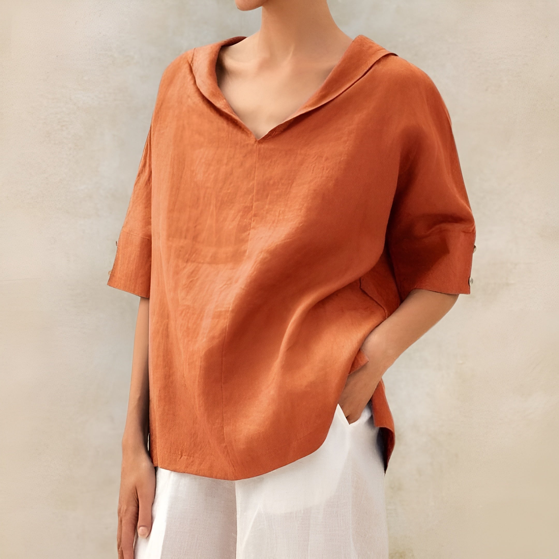 Blouse légère élégante Lyndzi de Danoir Paris en tissu blanc avec détails sophistiqués, vue de face.