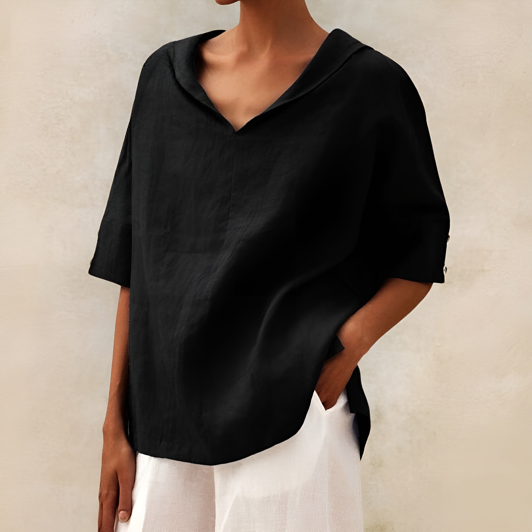 Blouse légère élégante Lyndzi de Danoir Paris, en tissu blanc avec détails fins, portée sur un mannequin.