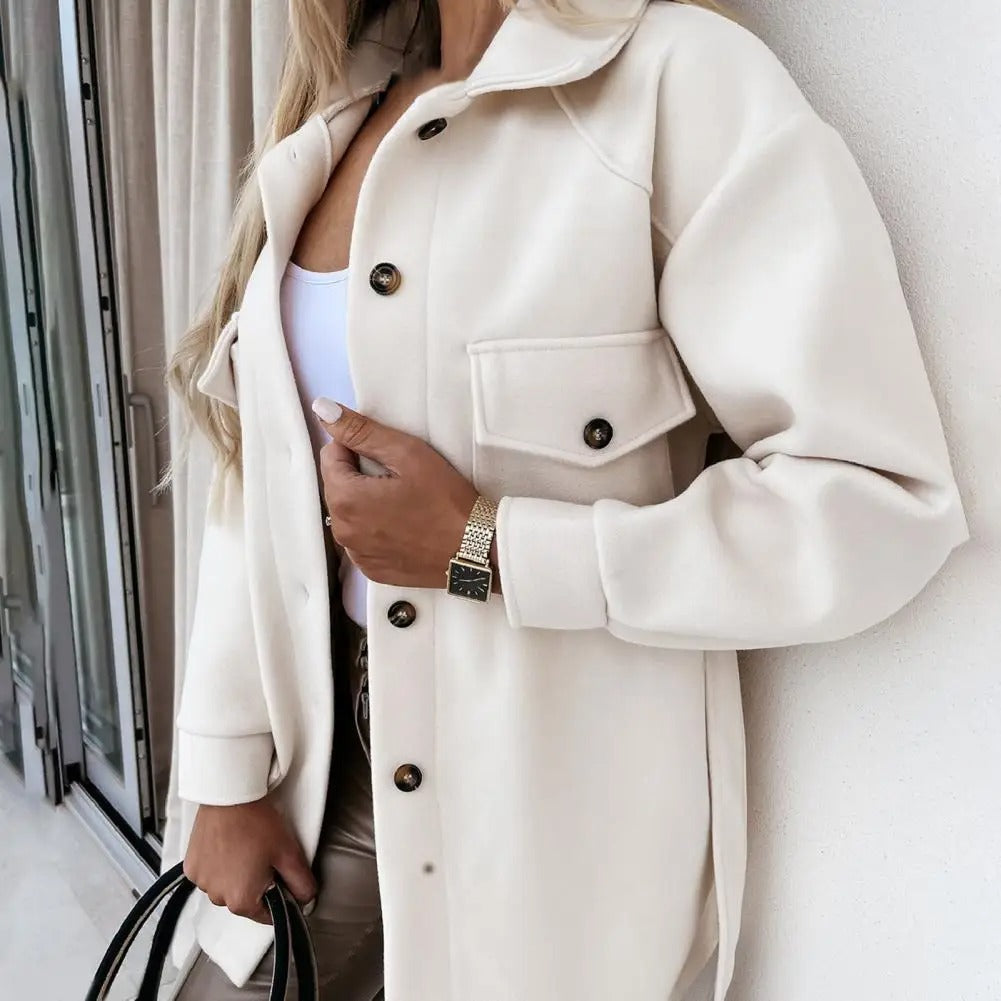 Manteau printanier élégant Danoir Paris Lynn en tissu blanc avec détails raffinés, porté sur un mannequin.