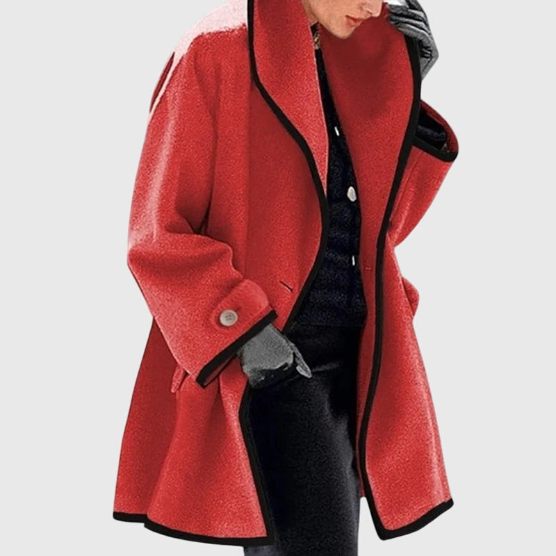 Veste en fleece blanche Maria™ de Danoir Paris, élégante et tendance, portée par un mannequin, détail du col et des poches visibles.