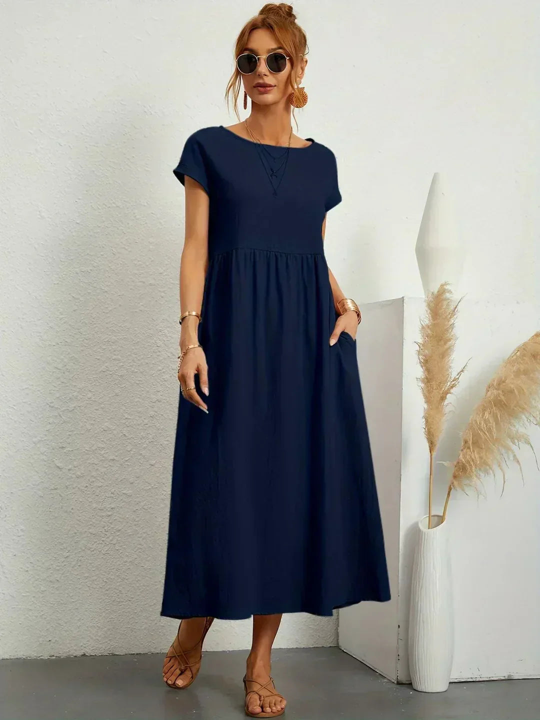 Robe midi décontractée Nataly en blanc de Danoir Paris, tissu léger et confortable, portée avec style décontracté.