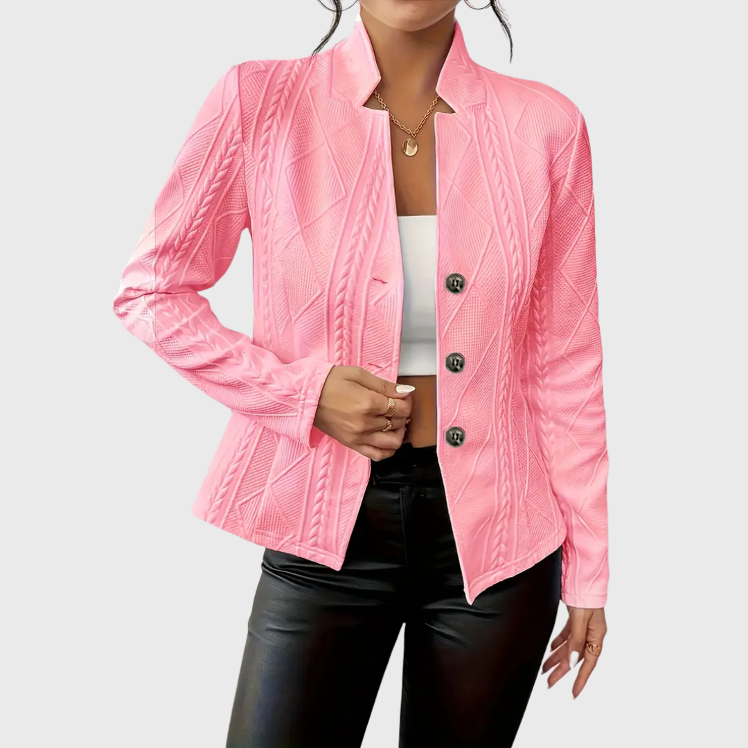 Blazer blanc Danoir Paris Olivia, style chic quotidien, porté par un mannequin, détails de la veste élégante et moderne.