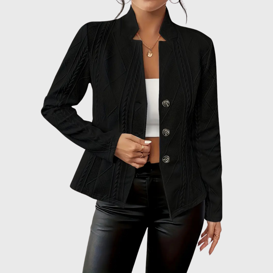 Blazer chic quotidien Olivia de Danoir Paris en tissu blanc, porté avec col et boutons élégants, parfait pour un look sophistiqué.