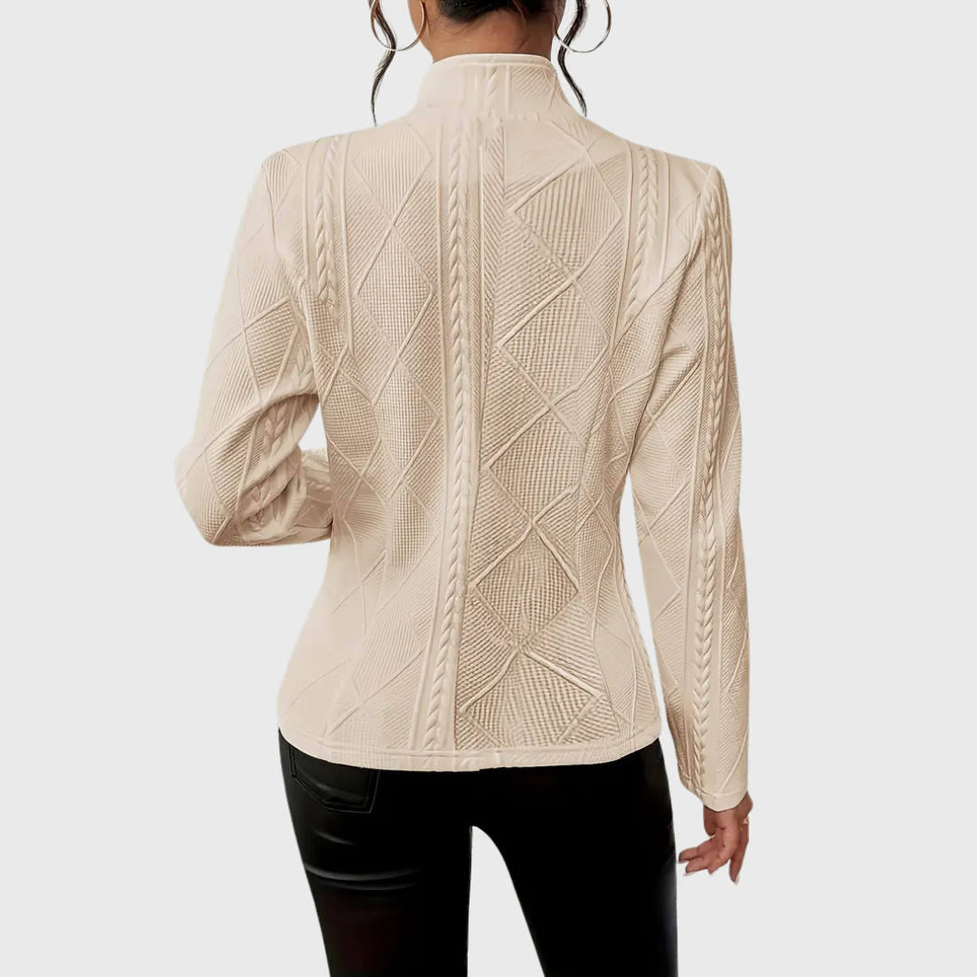 Blazer blanc Danoir Paris Olivia, style chic et quotidien, porté avec col et boutons, tissu élégant pour un look sophistiqué.