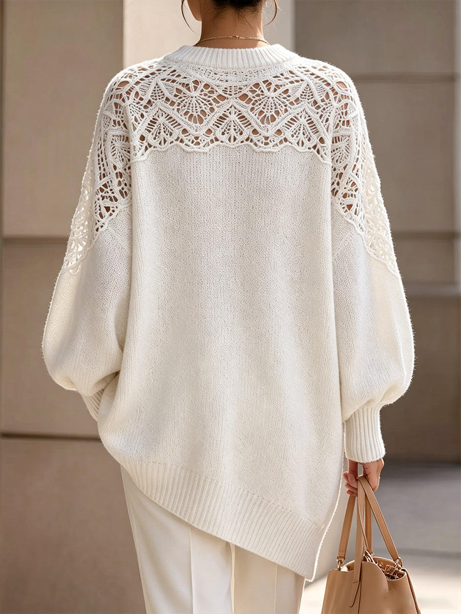 Pull tricoté oversize Danoir Paris avec yoke en crochet élégant, en laine blanche, porté sur un fond neutre.