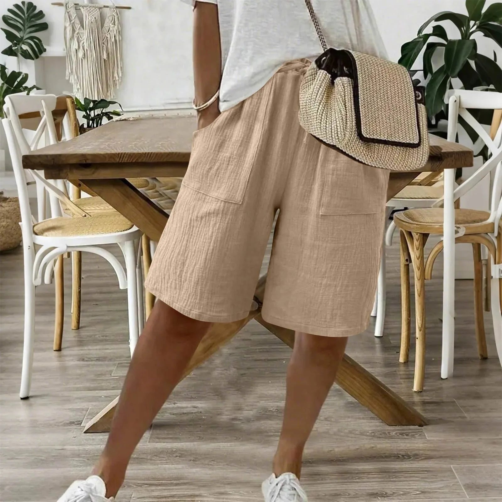Shorts en coton et lin Sienna de Danoir Paris, couleur blanche, avec ceinture et poches visibles.