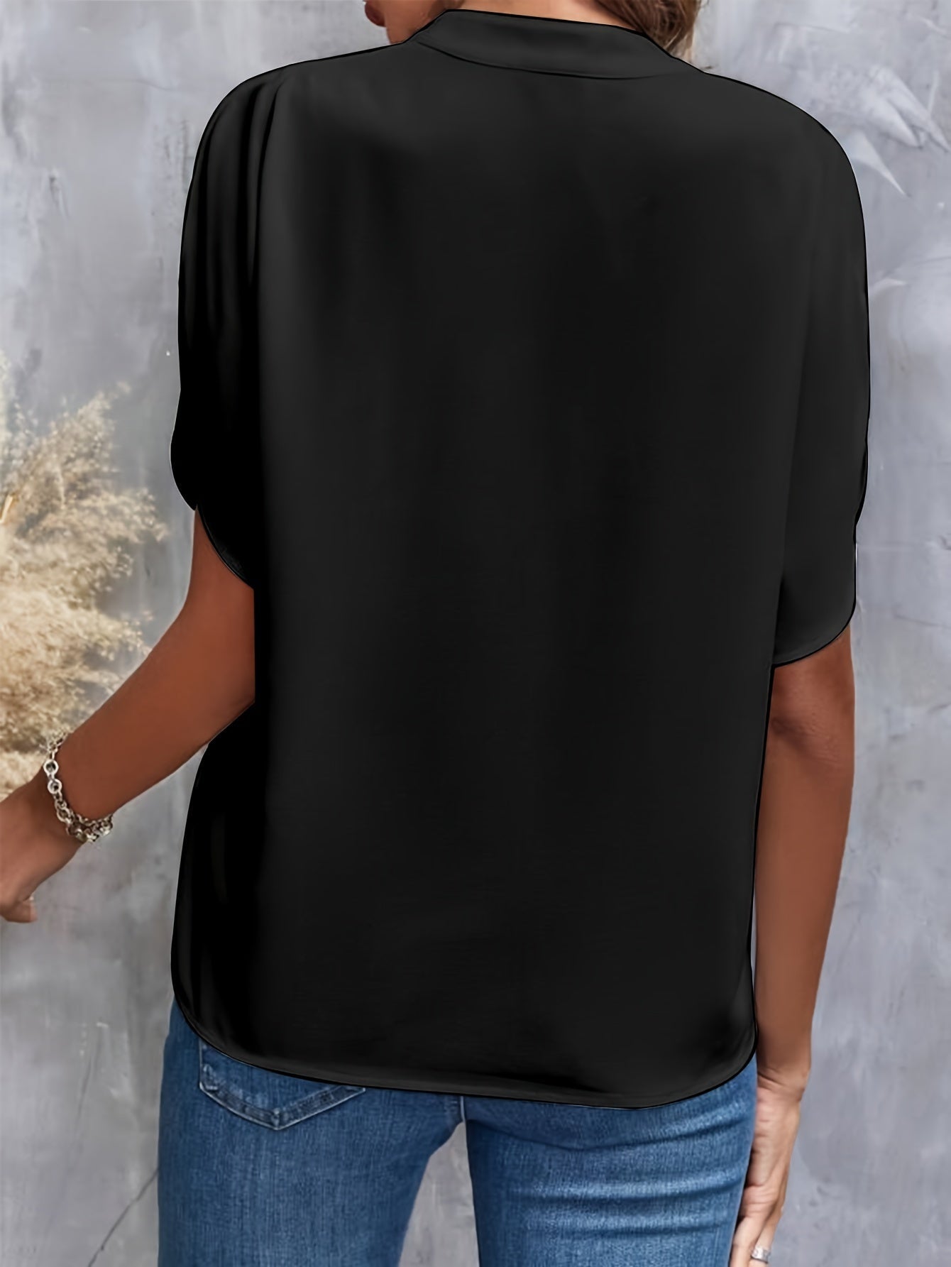 Blouse blanche Danoir Paris Vivian, élégante et polyvalente, portée sur un mannequin avec détails en tissu léger.