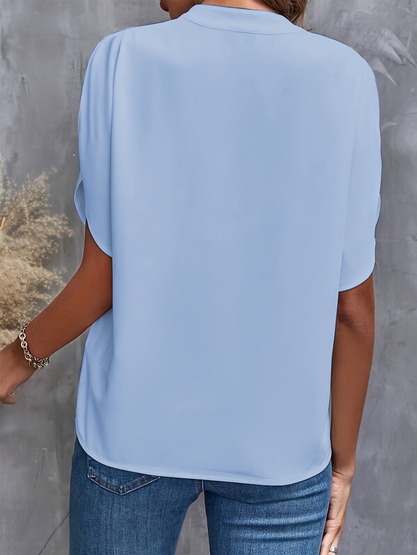Blouse blanche Danoir Paris Vivian, élégante et polyvalente, avec coupe fluide et détails sophistiqués, vue de face.