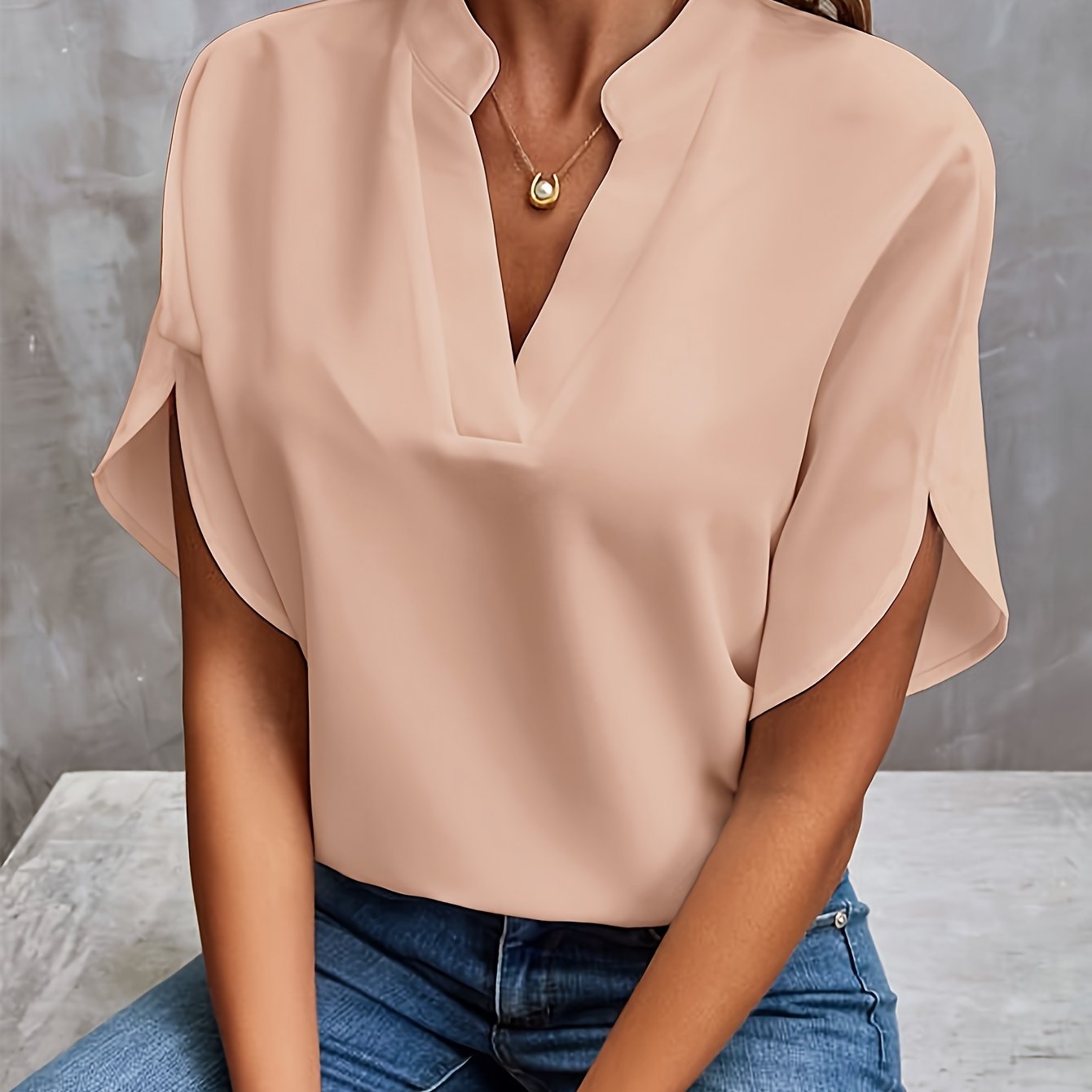 Blouse Vivian de Danoir Paris en blanc, élégante et polyvalente, avec un design sophistiqué et un tissu fluide.