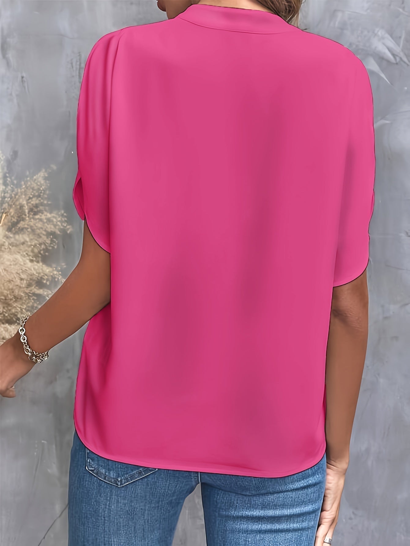 Blouse blanche Vivian de Danoir Paris, élégante et polyvalente, portée avec manches longues et coupe fluide.