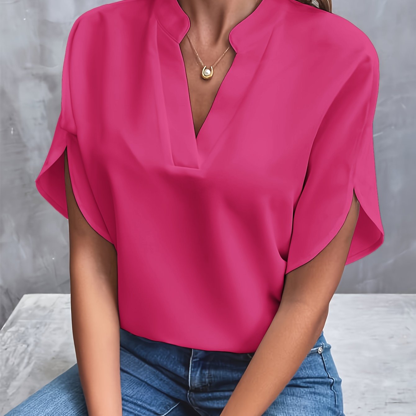 Blouse blanche Danoir Paris Vivian, élégante et polyvalente, portée avec manches longues et coupe fluide.