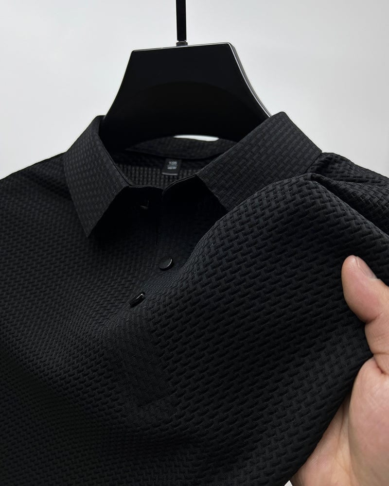 Polo homme blanc Danoir Paris™ de luxe porté, détail du col et tissu en coton, style élégant et sophistiqué.