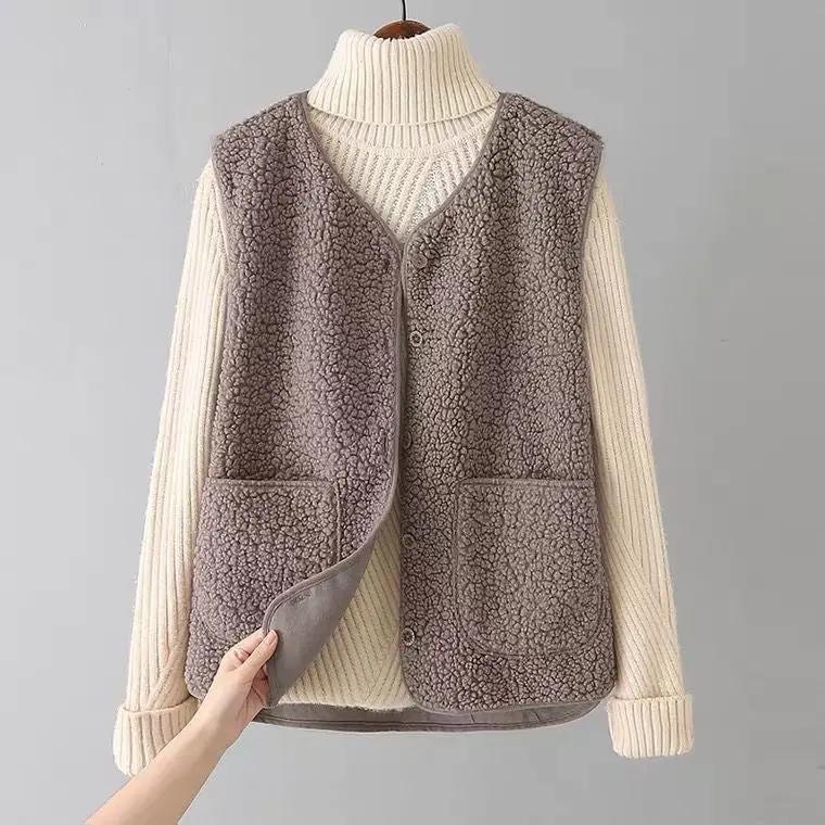 Gilet en laine blanc Danoir Paris porté, vue de face, détail du col et des manches, style élégant et confortable.