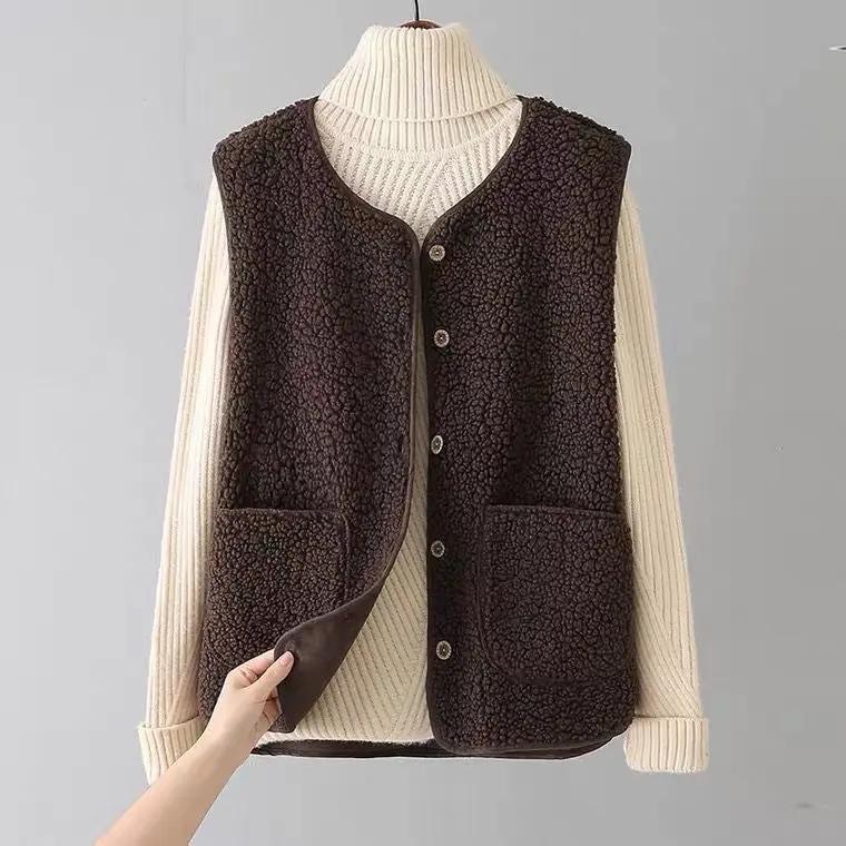 Cardigan en laine blanc Danoir Paris porté par un mannequin, détail de la texture douce et élégante du vêtement.