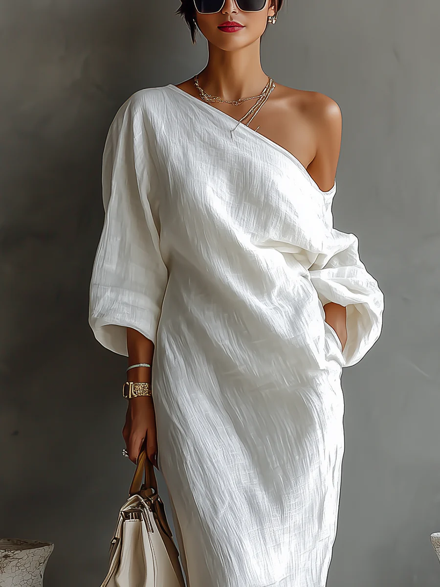 Robe maxi asymétrique élégante Danoir Paris Elise™ en tissu blanc, vue de face sur mannequin.