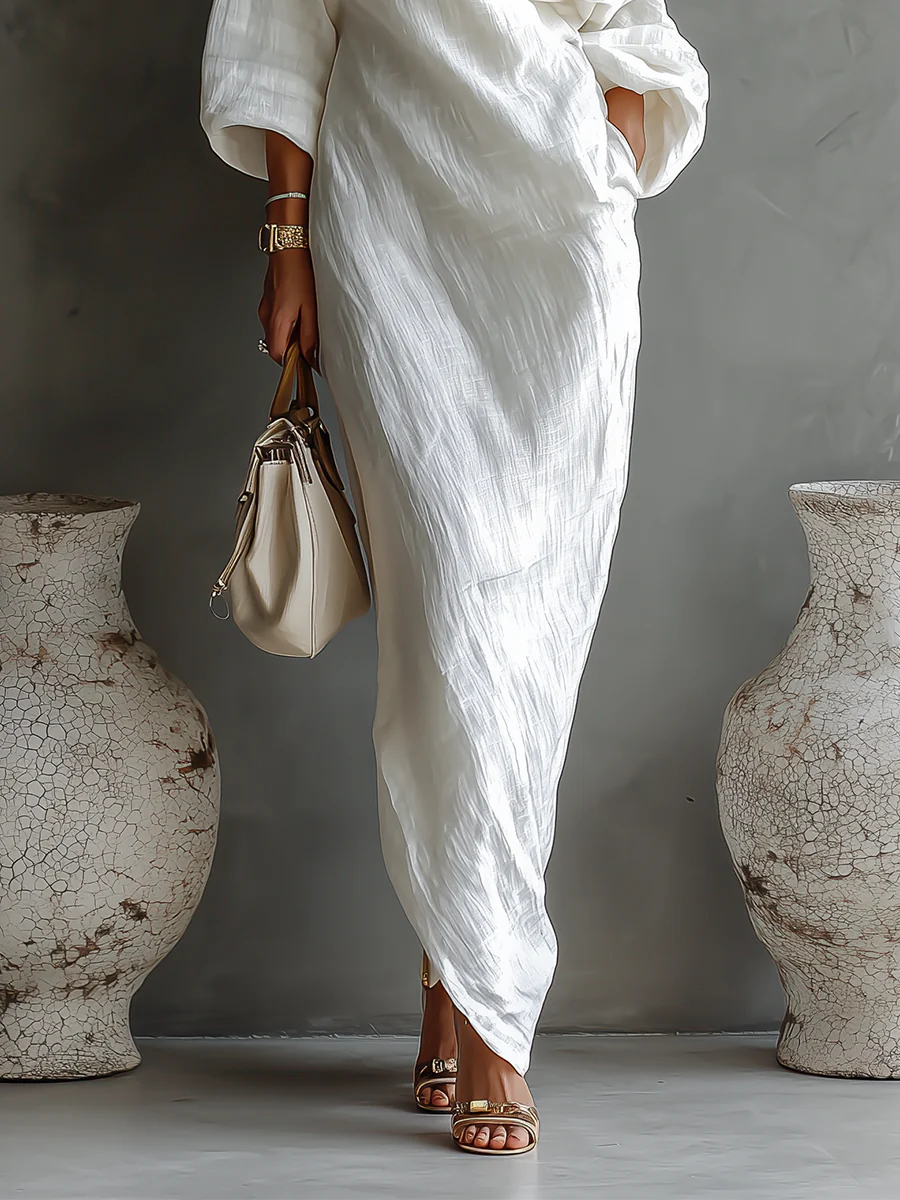 Robe maxi asymétrique élégante Danoir Paris Elise™ avec tissu blanc léger et design sophistiqué, vue de face.