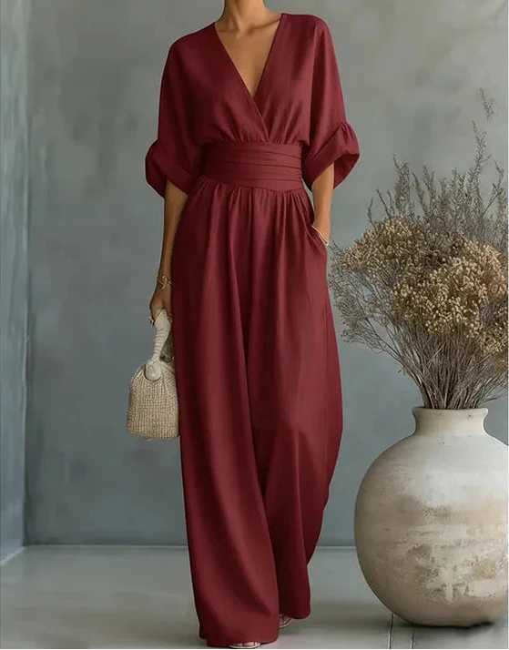 Combinaison blanche Daniela de Danoir Paris avec décolletée en V et jambes larges, élégante et moderne.