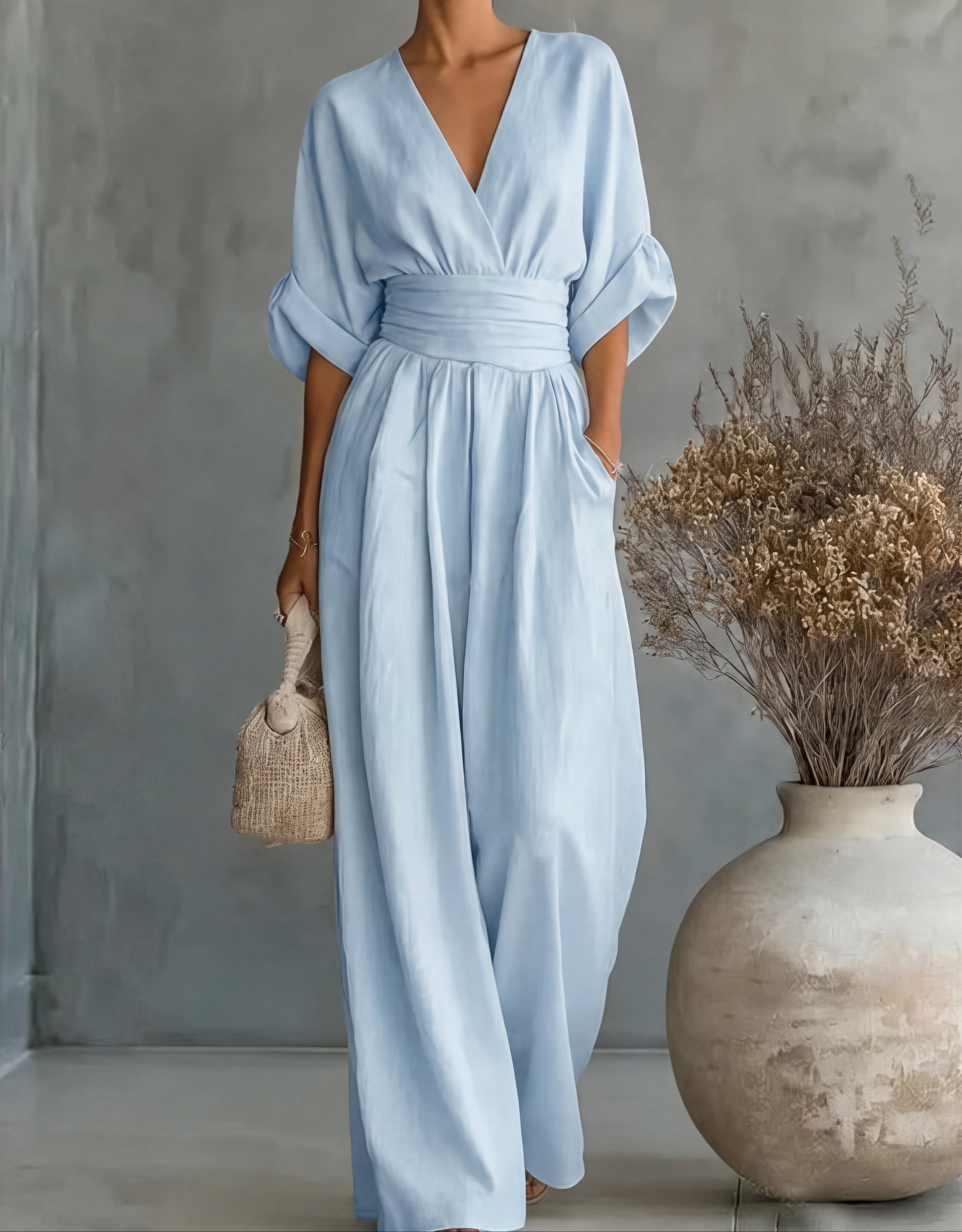 Combinaison blanche Daniela de Danoir Paris avec décolleté en V et pantalon large, tissu fluide et élégant.