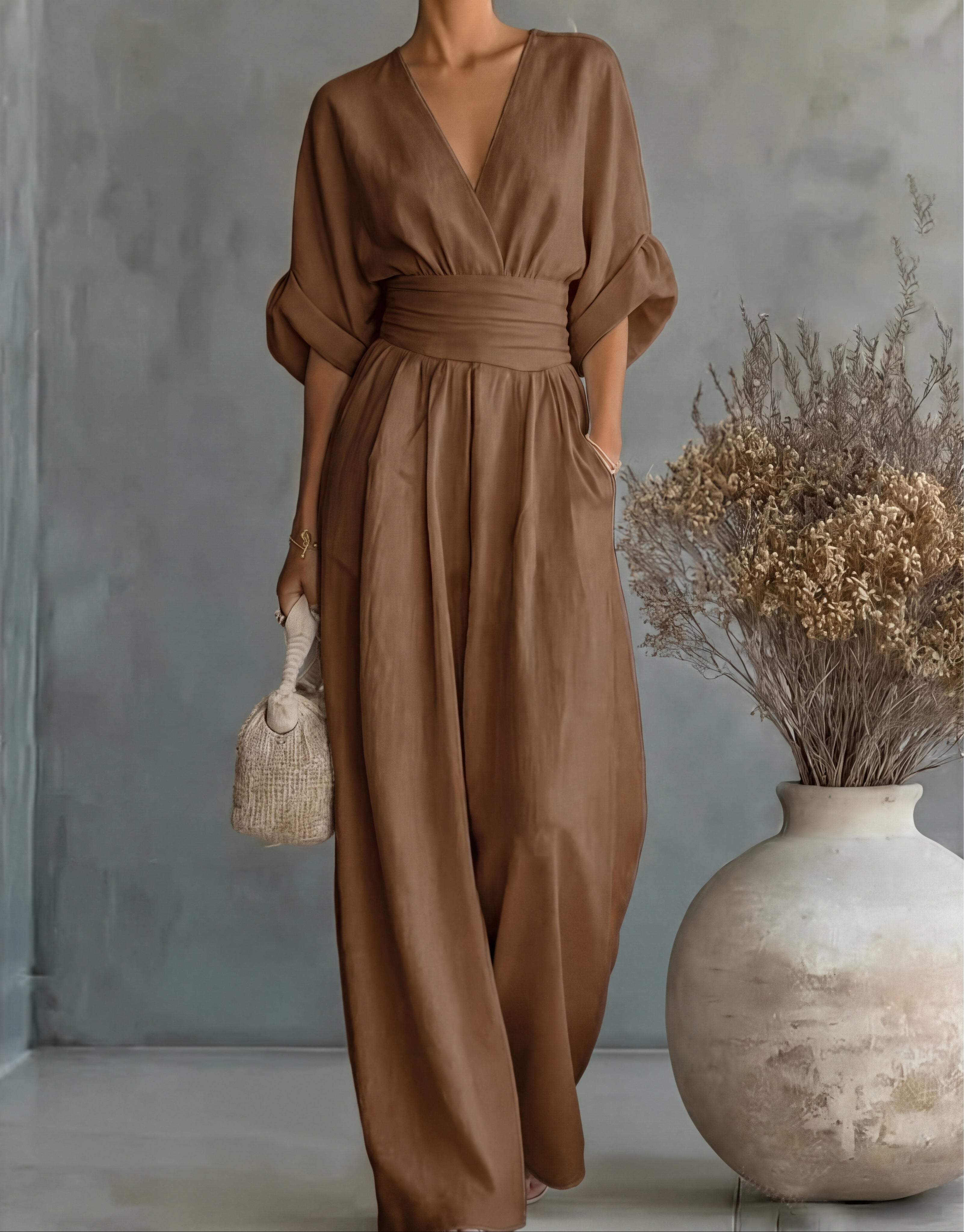 Combinaison blanche Daniela de Danoir Paris, élégante, à col en V et jambes larges, portée décontractée ou chic.