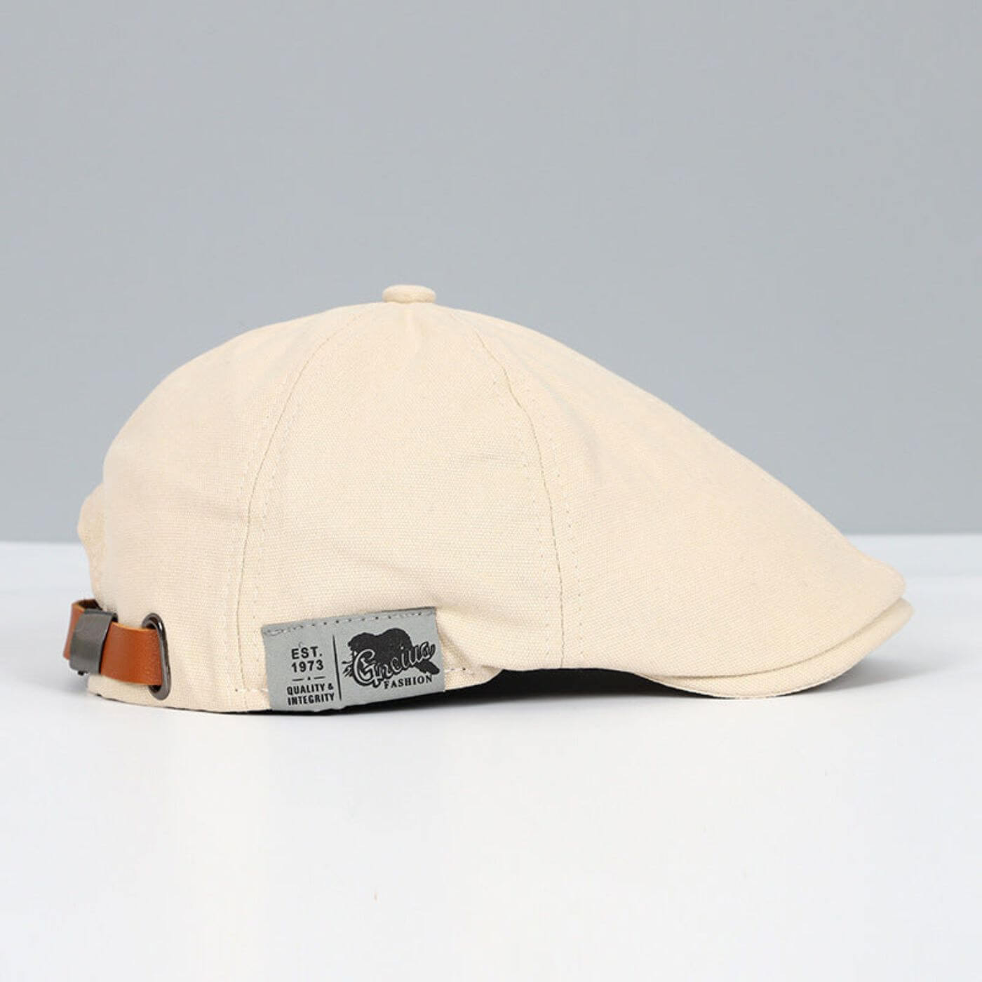 Casquette classique Bloom™ de Danoir Paris, en tissu bleu avec logo brodé, pour un style élégant et décontracté.
