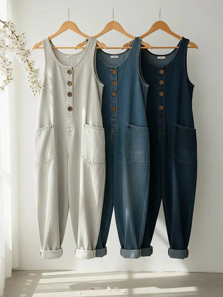 Combinaison en denim Jasmijn de Danoir Paris, pantalon bleu avec détails élégants, vue de face sur fond blanc.