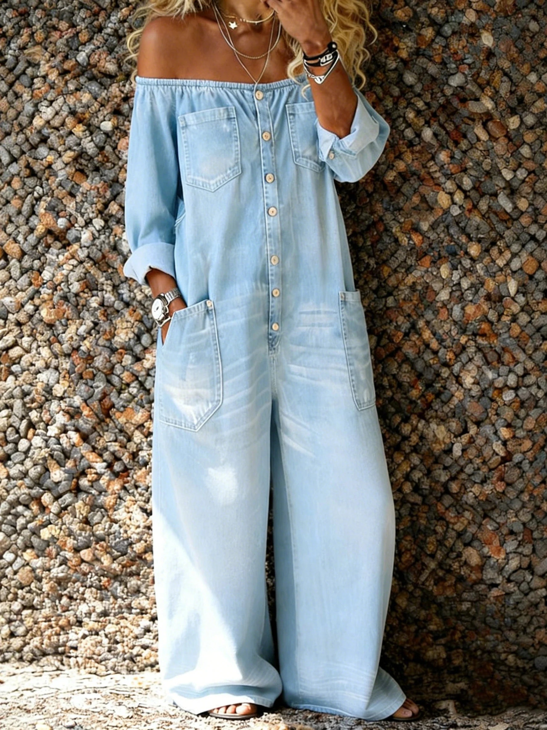 Combinaison en jean bleue Noa de Danoir Paris avec décolleté off-shoulder et style décontracté, vue en gros plan.