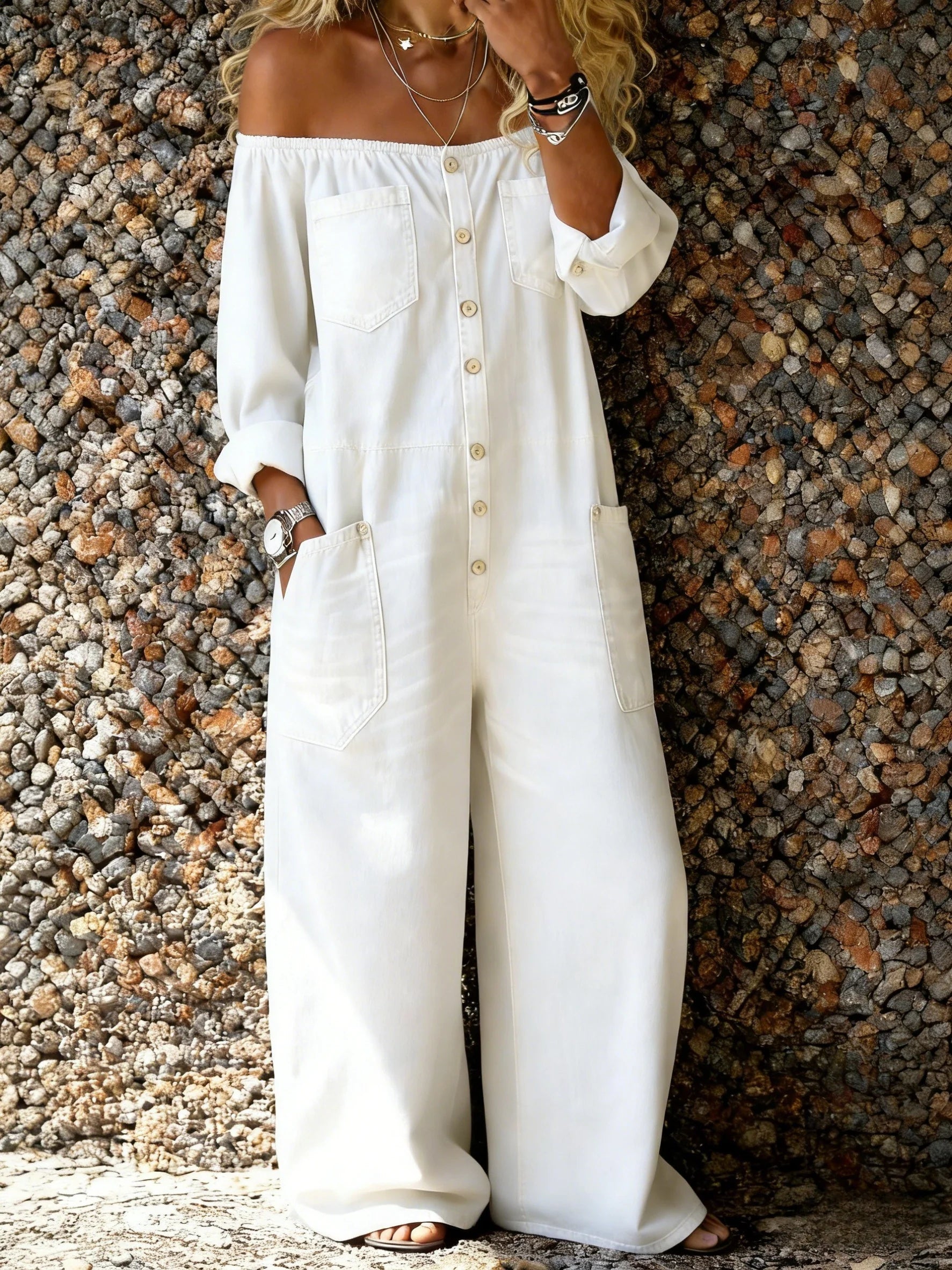 Combinaison en denim Noa de Danoir Paris avec décolleté off-shoulder, bleu clair, ajustée et élégante.