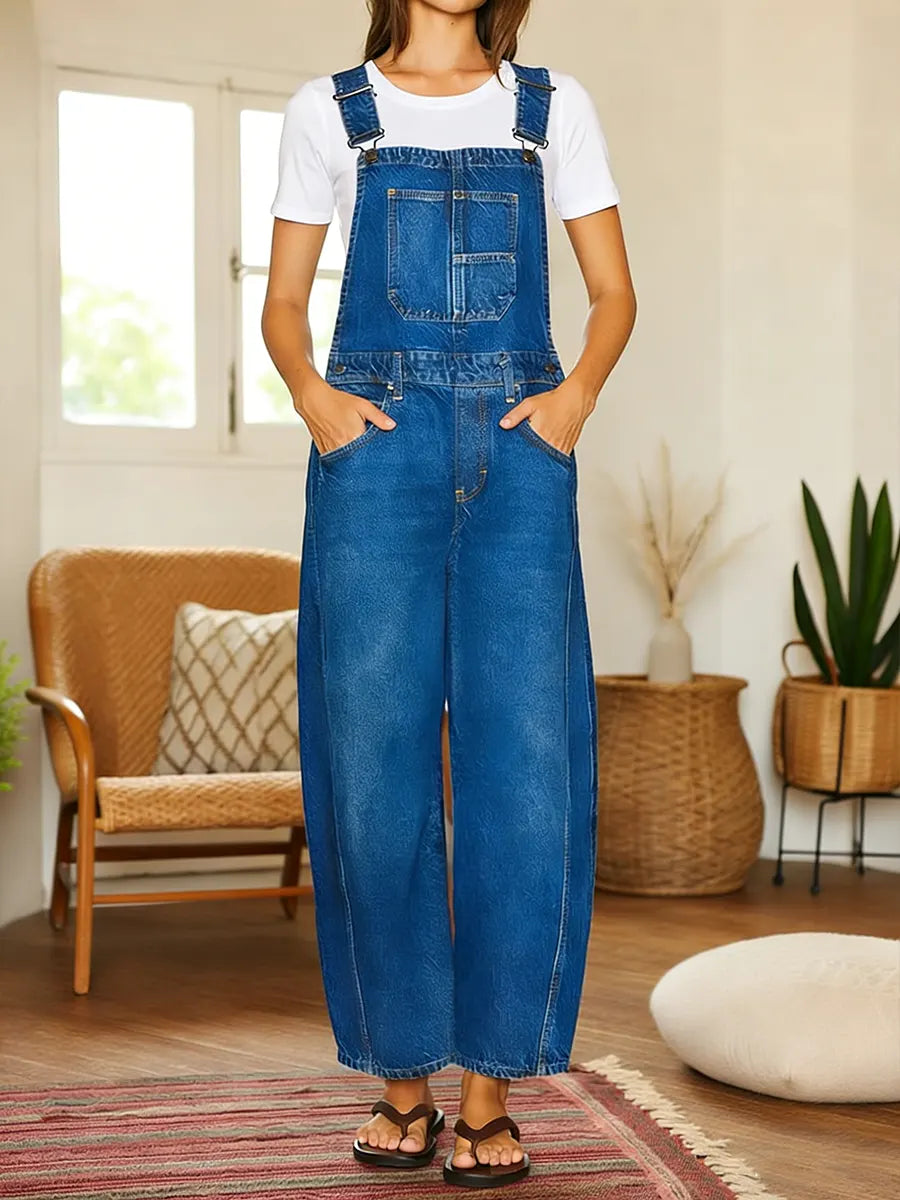 Jumpsuit en denim Nora de Danoir Paris avec poches, couleur bleue, coupe décontractée, porté à la taille.