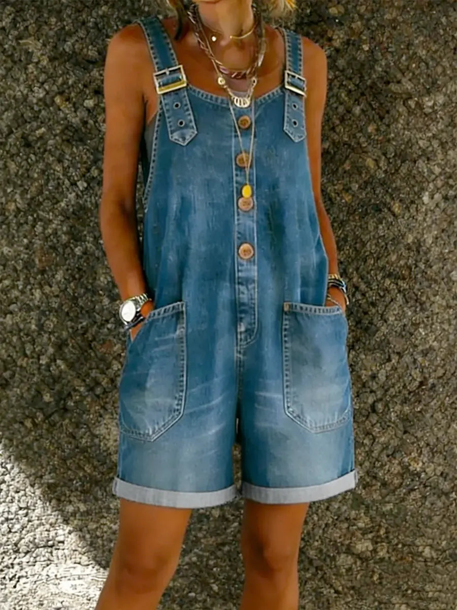 Combinaison en denim Zoë de Danoir Paris avec bretelles épaisses, porté décontracté pour femme.