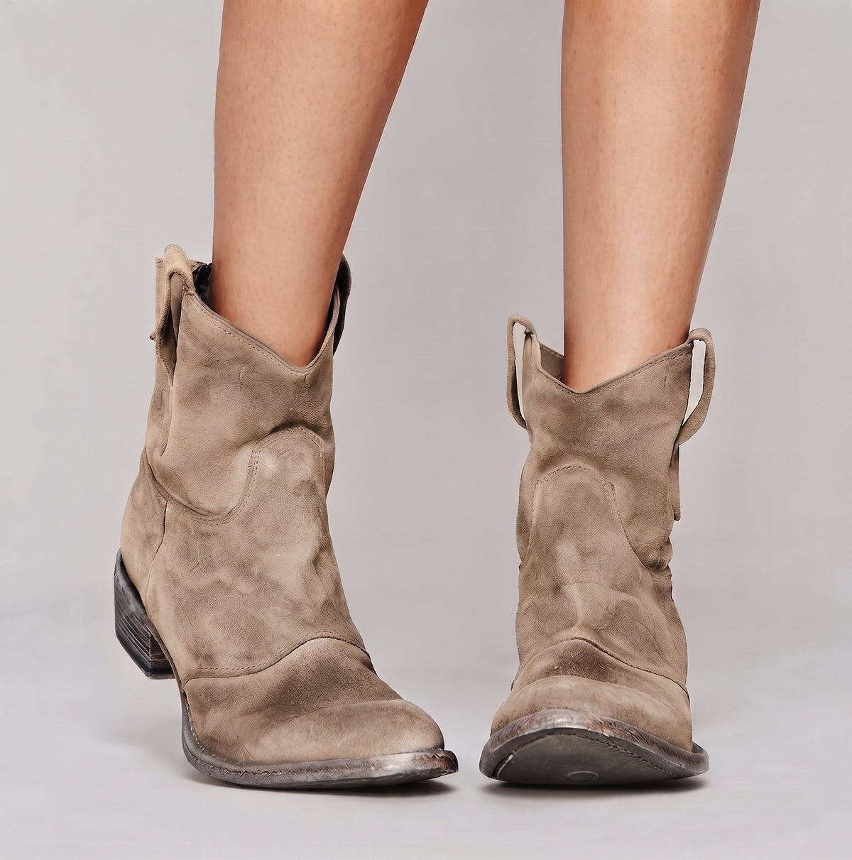 Bottines en daim bleues ÉLODIE™ de Danoir Paris, élégantes, avec talon et fermeture zippée, sur une surface blanche.