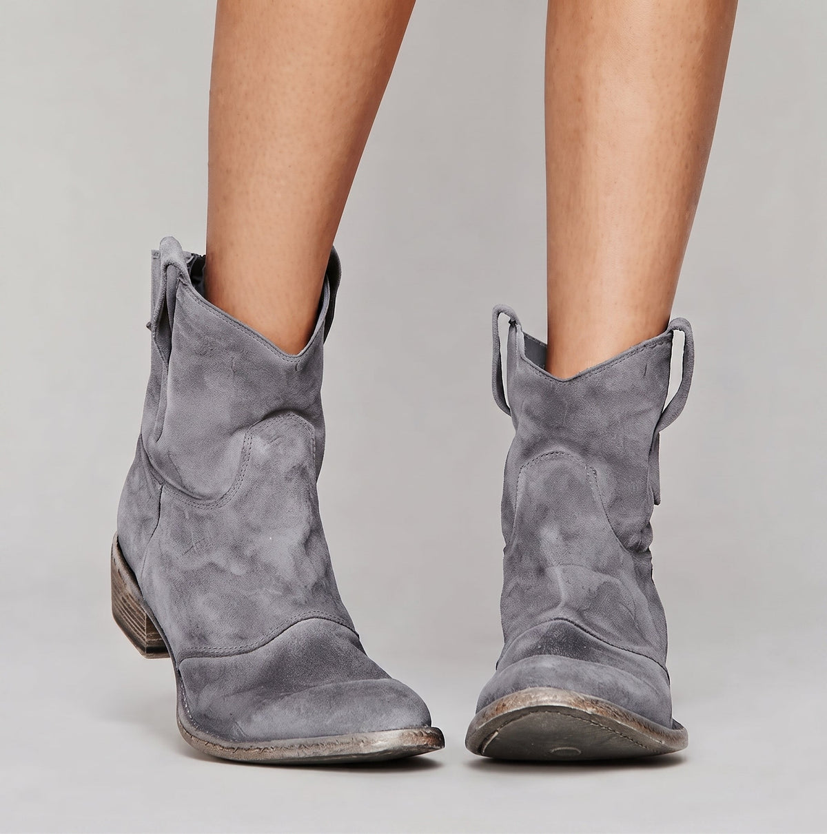 Bottines en daim bleues ÉLODIE™ de Danoir Paris, élégantes et raffinées, avec semelle en cuir et design moderne.