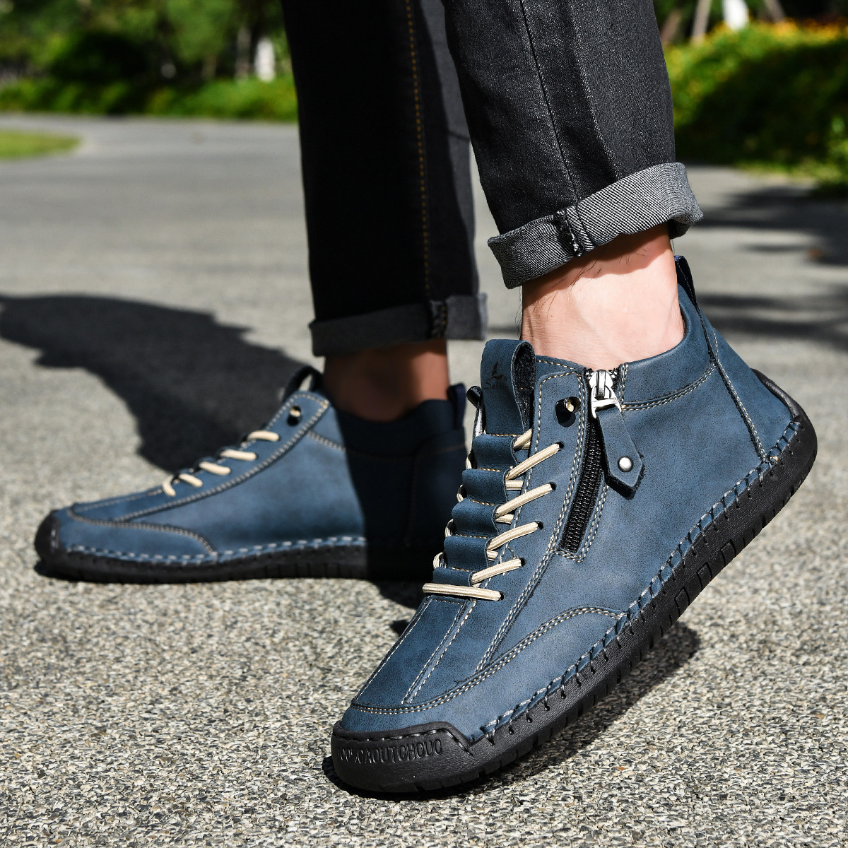 Chaussures pour homme Danoir Paris en nabuk bleu avec zip, style élégant et confortable, vue de côté.