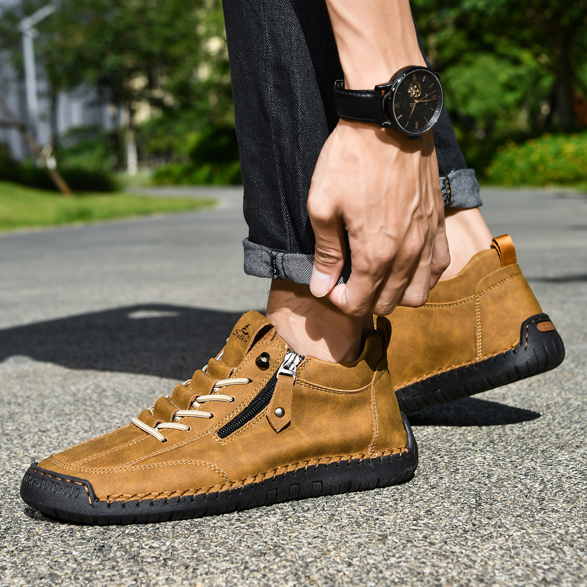 Chaussures en nabuk bleu Danoir Paris pour homme avec zip, élégantes et confortables, vues de côté sur une surface claire.