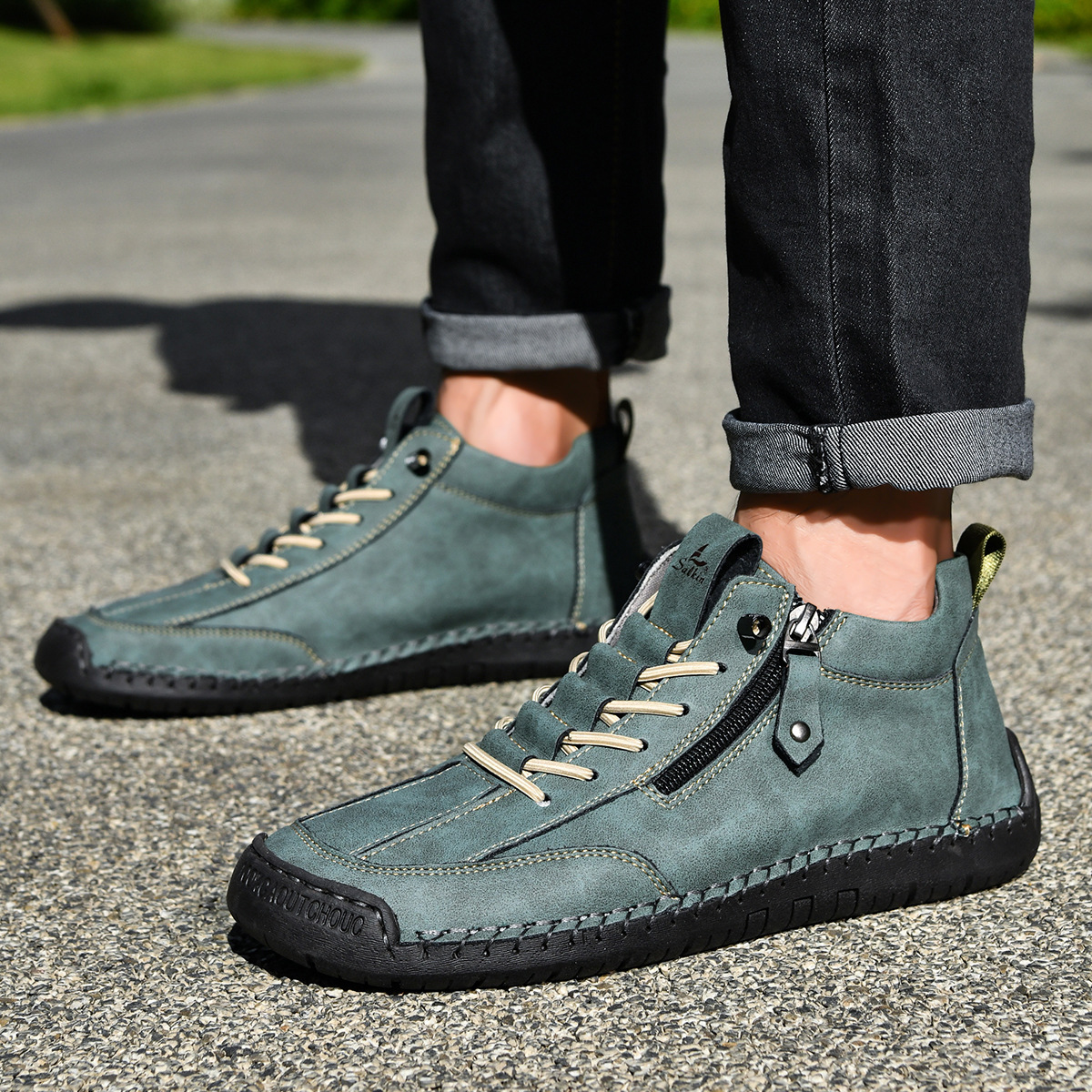 Chaussures en nabuk bleu pour homme de Danoir Paris avec fermeture éclair, design élégant et confortable.