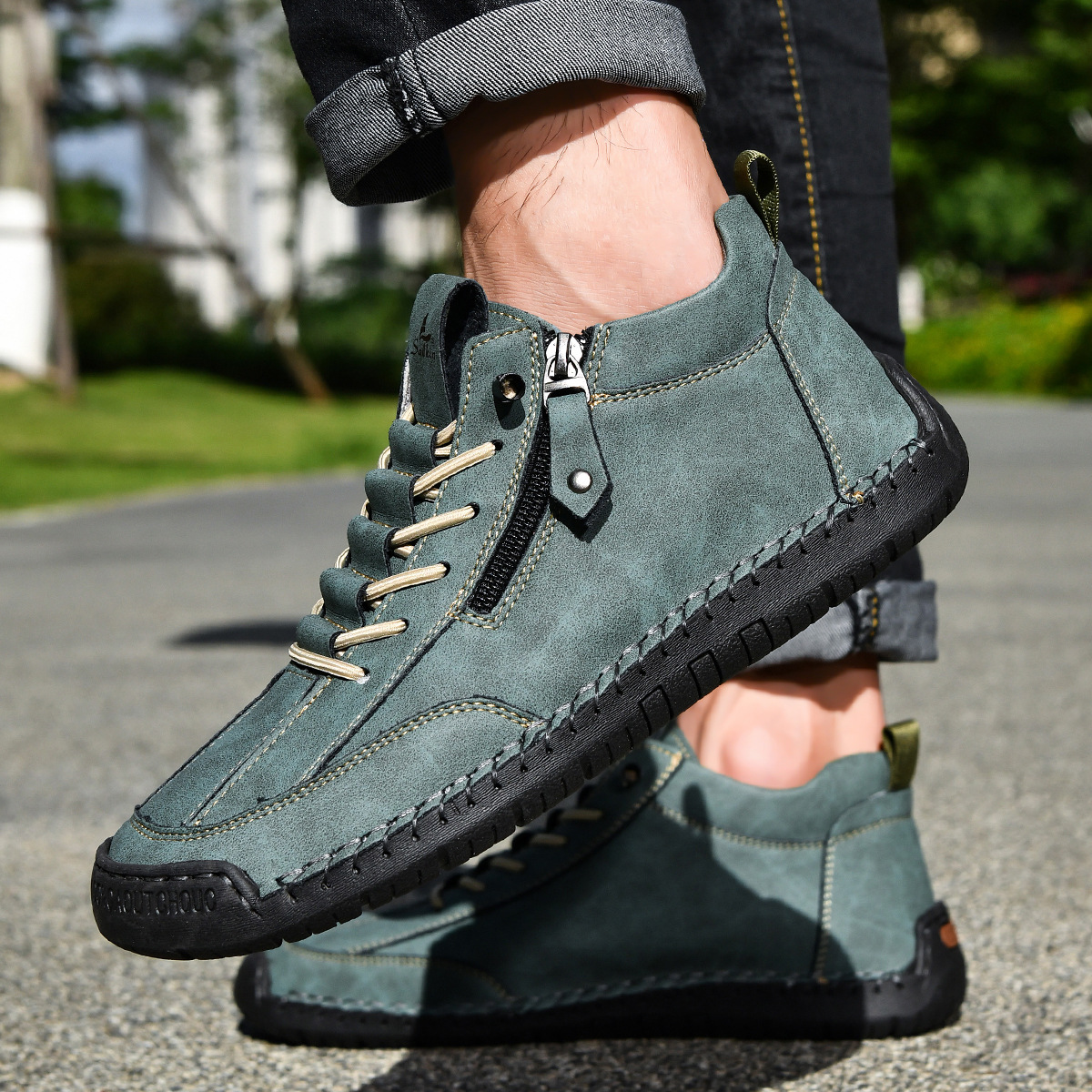Chaussures en nabuk bleu Danoir Paris pour homme avec zip, semelle en caoutchouc et design élégant.