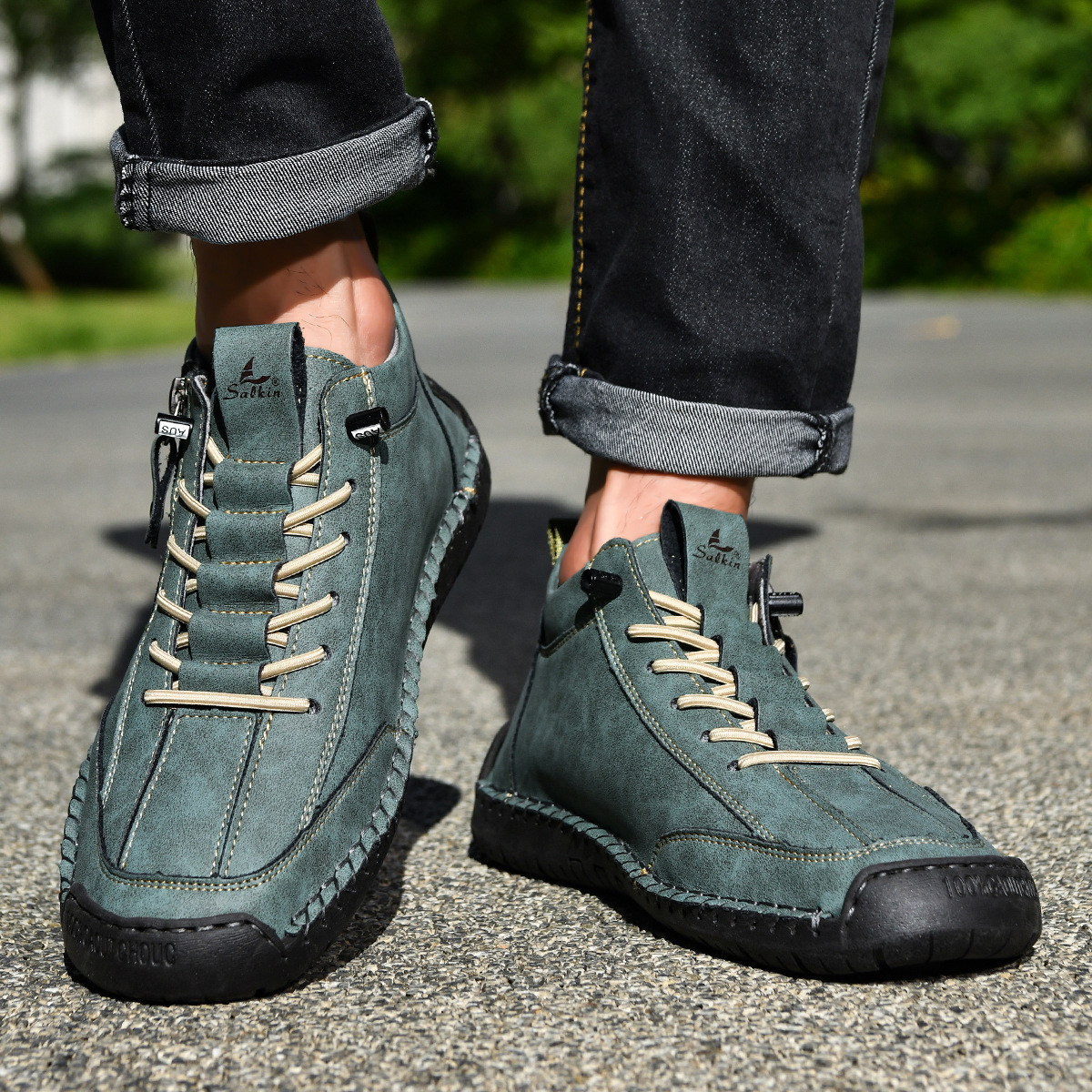 Chaussures en nabuk bleu pour homme avec zip de la marque Danoir Paris, vue de côté, détails du design et de la fermeture éclair.