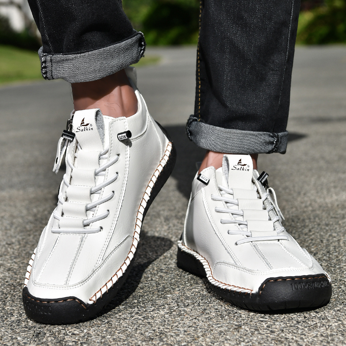 Chaussures en nabuk bleu Danoir Paris pour homme avec zip, élégantes et modernes, visibles sur le modèle.