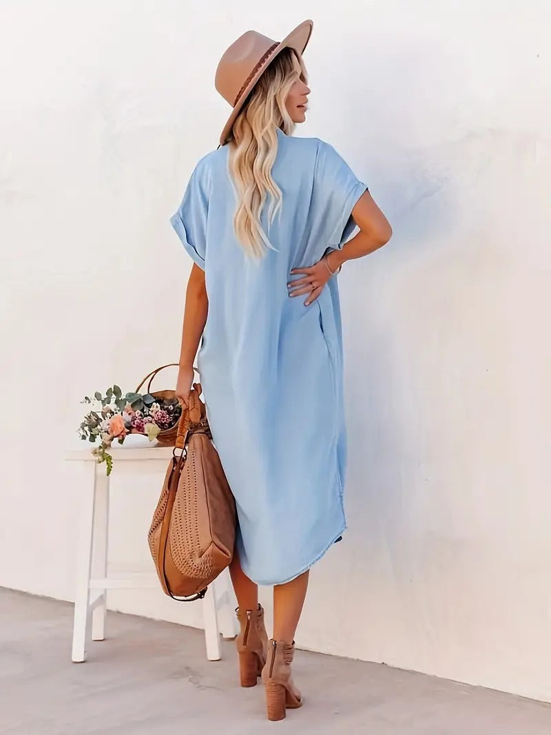 Robe d'été élégante Béatrice de Danoir Paris en tissu bleu ciel, avec coupe fluide et détails sophistiqués.