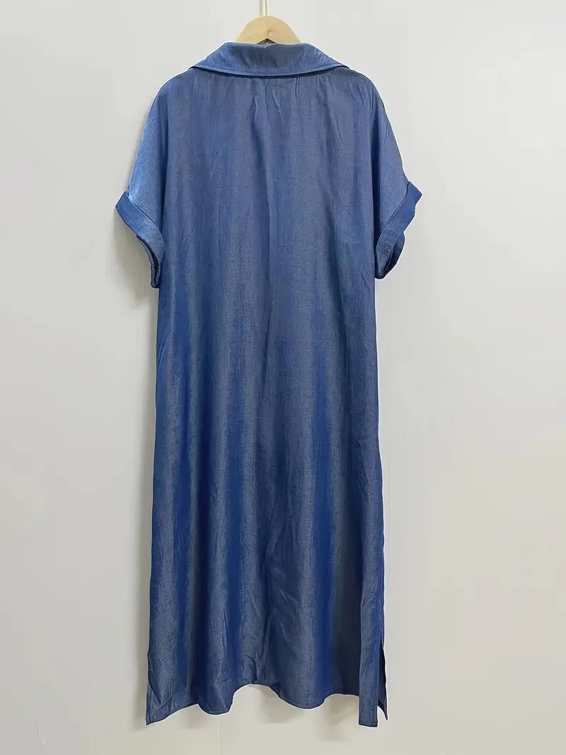 Robe d'été élégante Béatrice de Danoir Paris en tissu bleu ciel, portée sur mannequin.