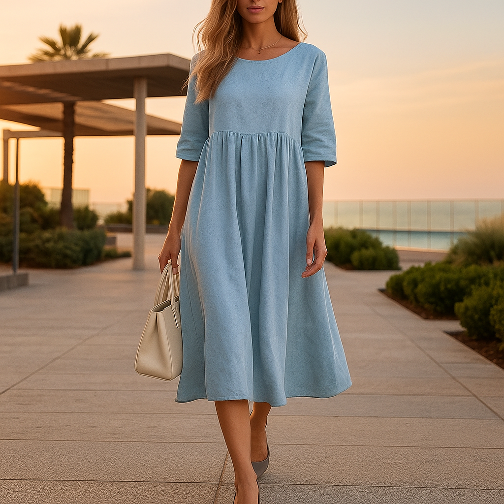 Robe en coton aérée Manon de Danoir Paris, couleur bleu ciel, avec détails légers et confortables pour l'été.