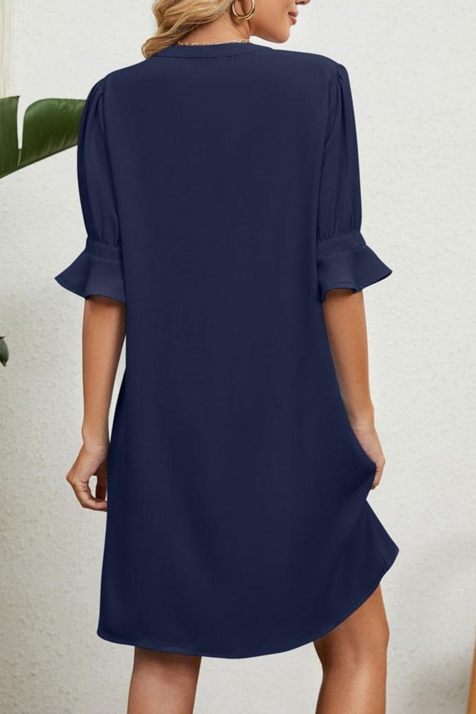 Robe élégante d'été Virna de Danoir Paris en tissu bleu ciel, vue en gros plan sur le tissu et la coupe de la robe.
